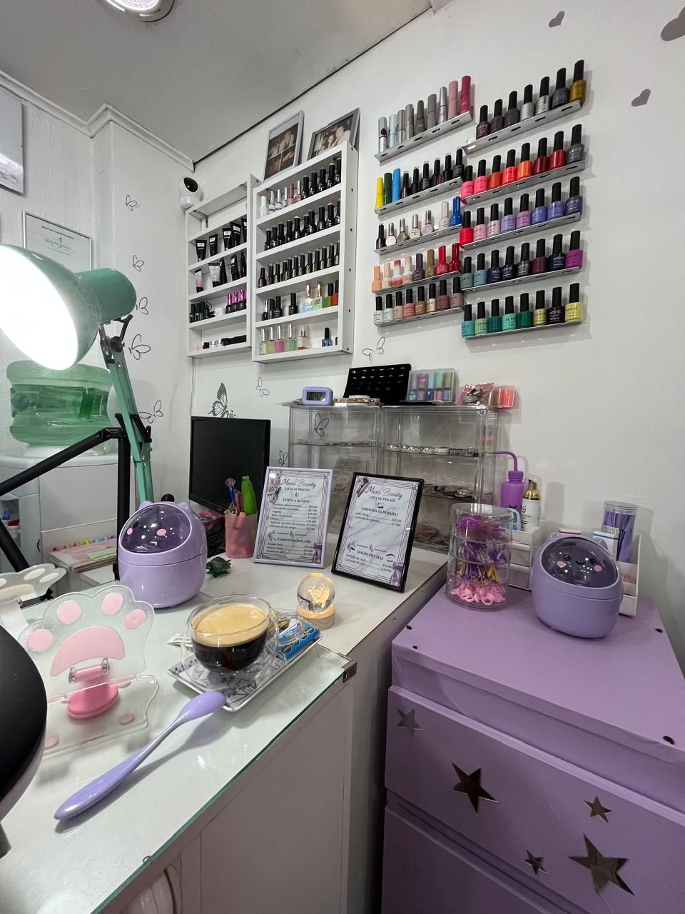 Espacio de trabajo acogedor para salón de uñas con estantes