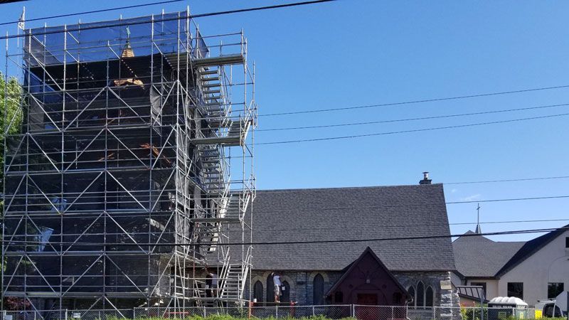 A large building is being built with scaffolding around it.