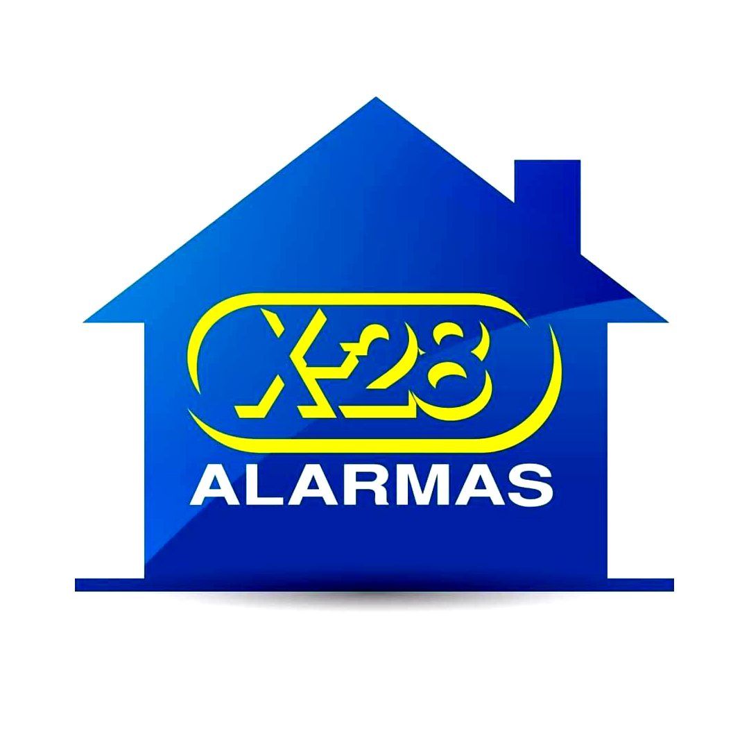 Casa azul con el logotipo amarillo de X28 ALARMAS.