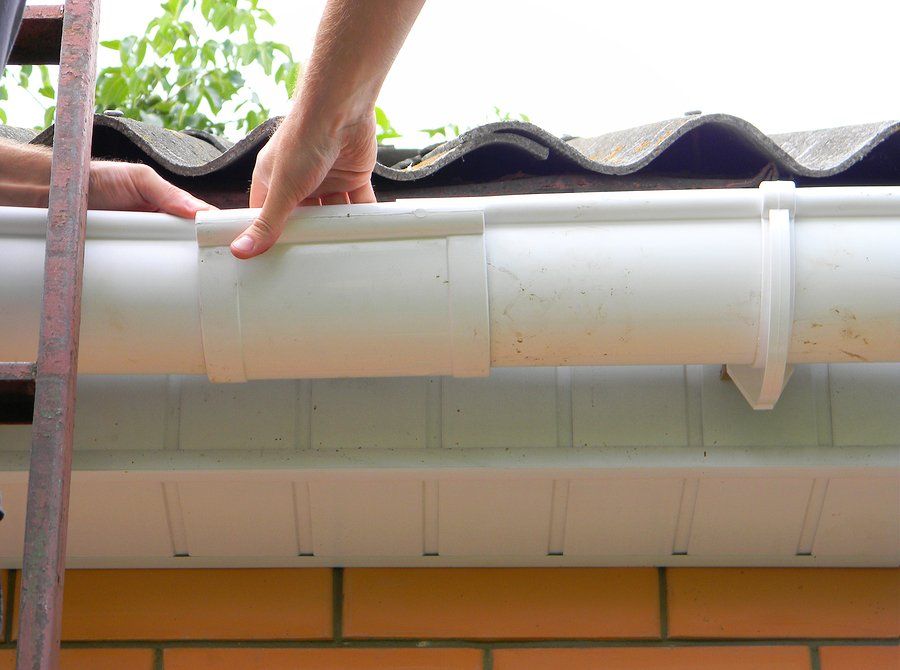 worker installing the gutter cover