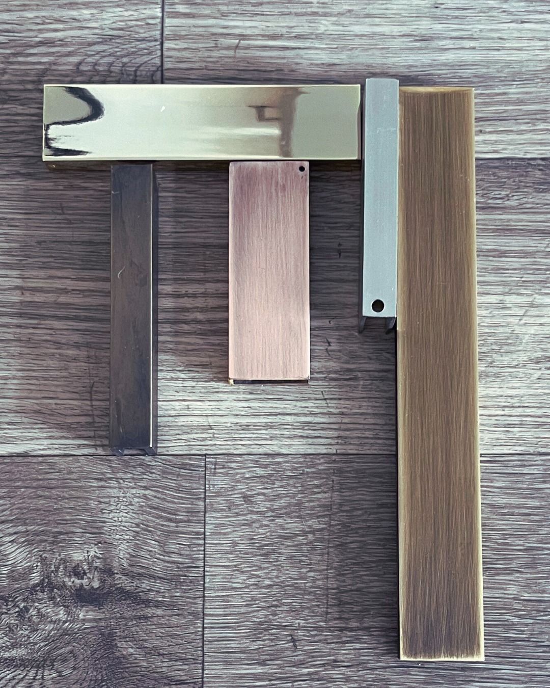 Uomo che esamina campioni di tessuto in uno studio di design, tenendo in mano i campioni e osservando l'esposizione.