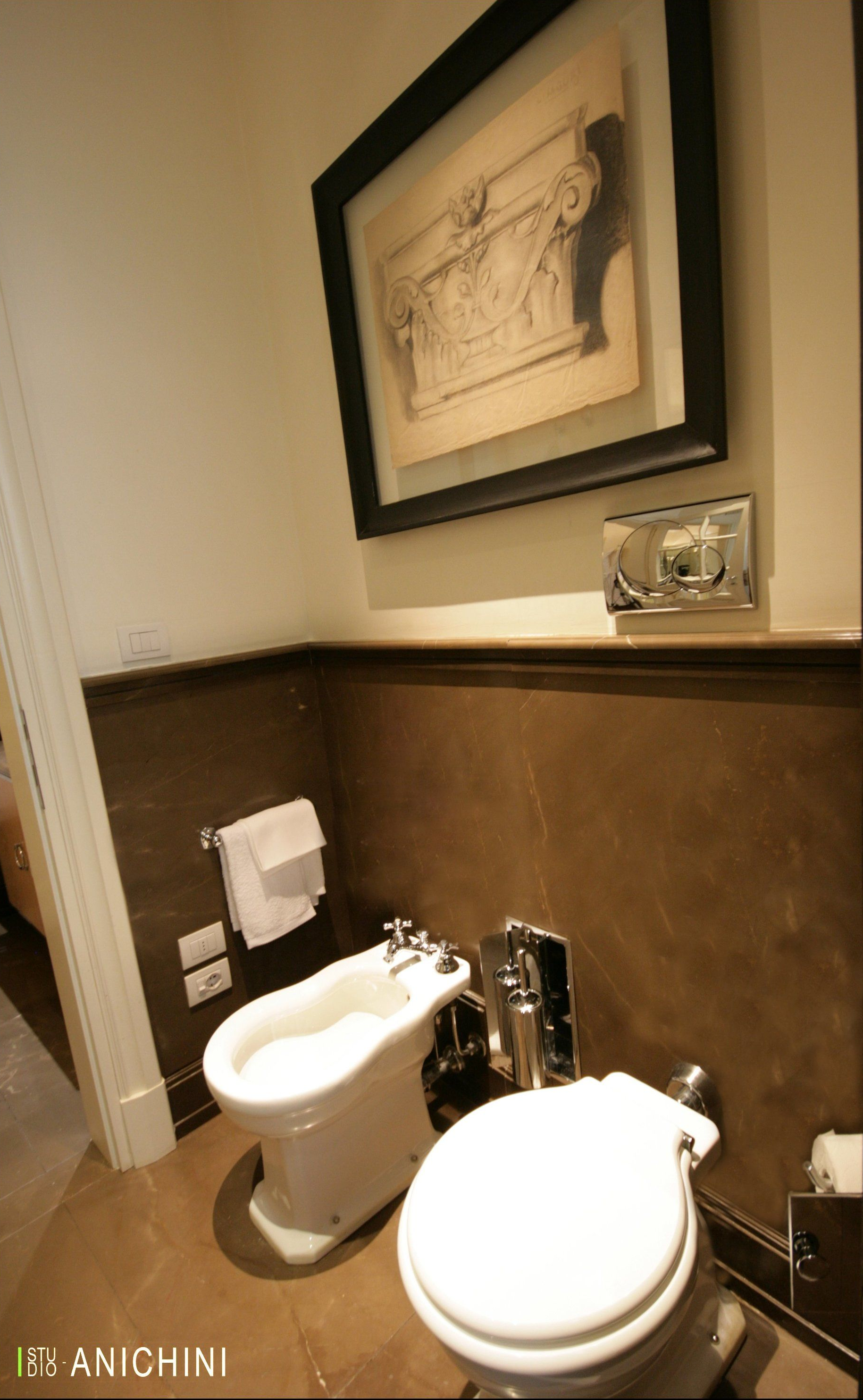 Persone in un ufficio che esaminano i progetti; una donna mostra il rendering di una stanza su un tablet.