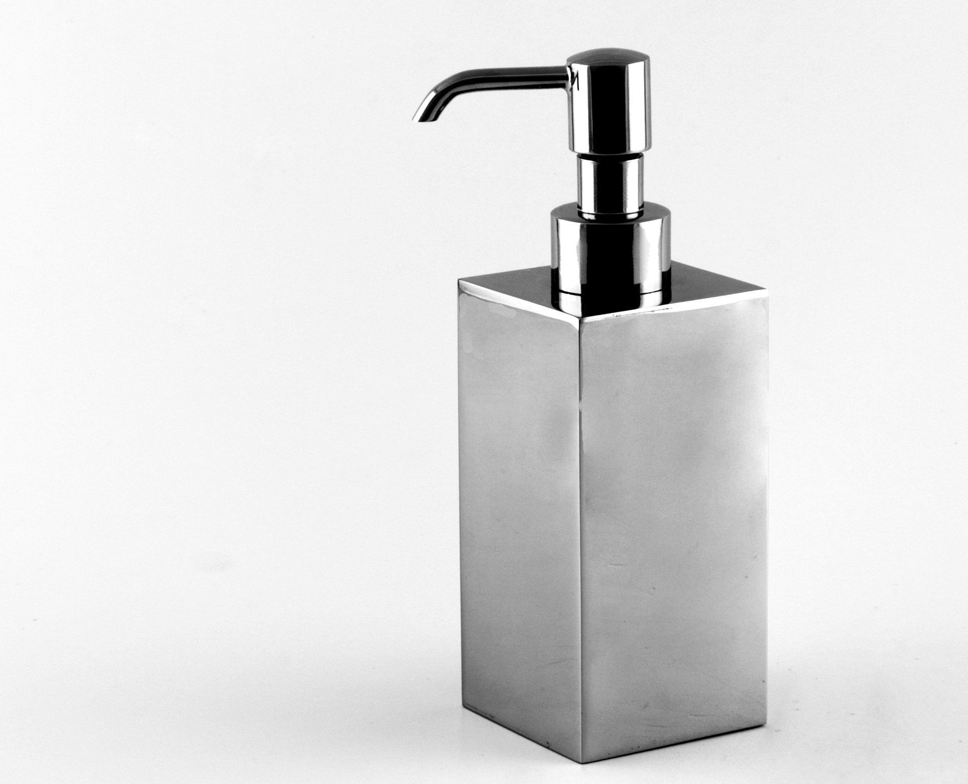 Uomo che esamina campioni di tessuto in uno studio di design, tenendo in mano i campioni e osservando l'esposizione.