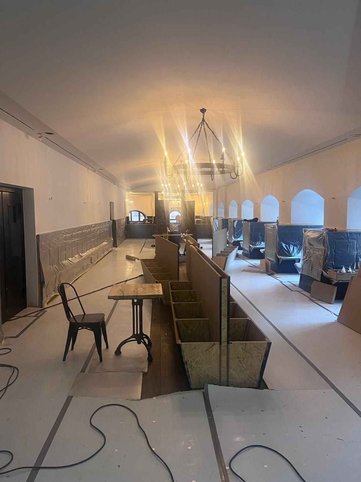 Albrechts Gaststube mit Folie verklebt