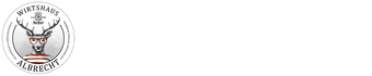 Logo mit Hirschkopf mit roter Brillenfassung in einem Kreis, drumherum steht Wirtshaus Albrecht, Stehausschank, Biergarten, im historischen Rathaus