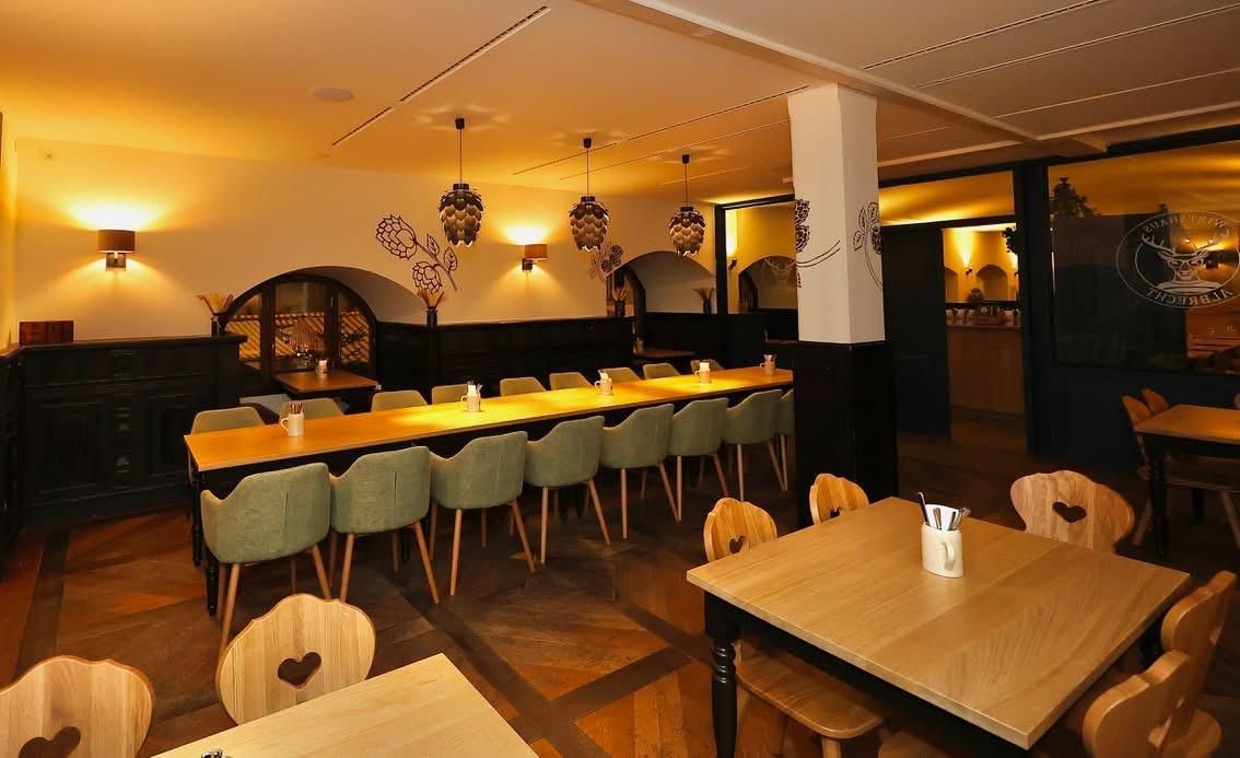 Albrechtsstube, langer Tisch mit gepolsteten Stühlen