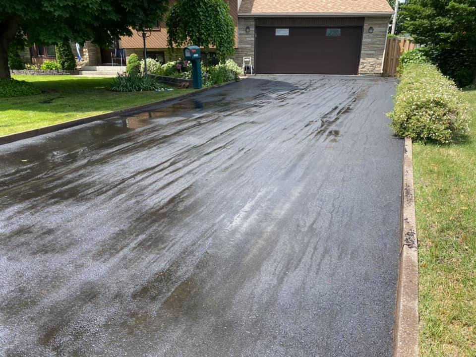 Une allée menant à une maison avec un garage.