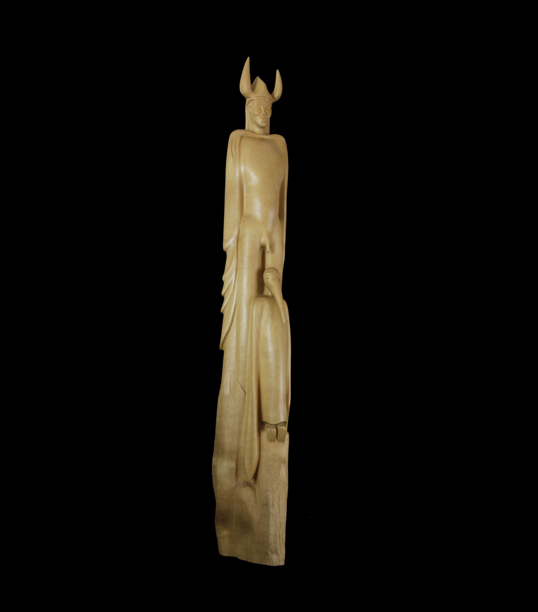 Eine Statue eines Mannes mit einem gehörnten Helm auf schwarzem Hintergrund.