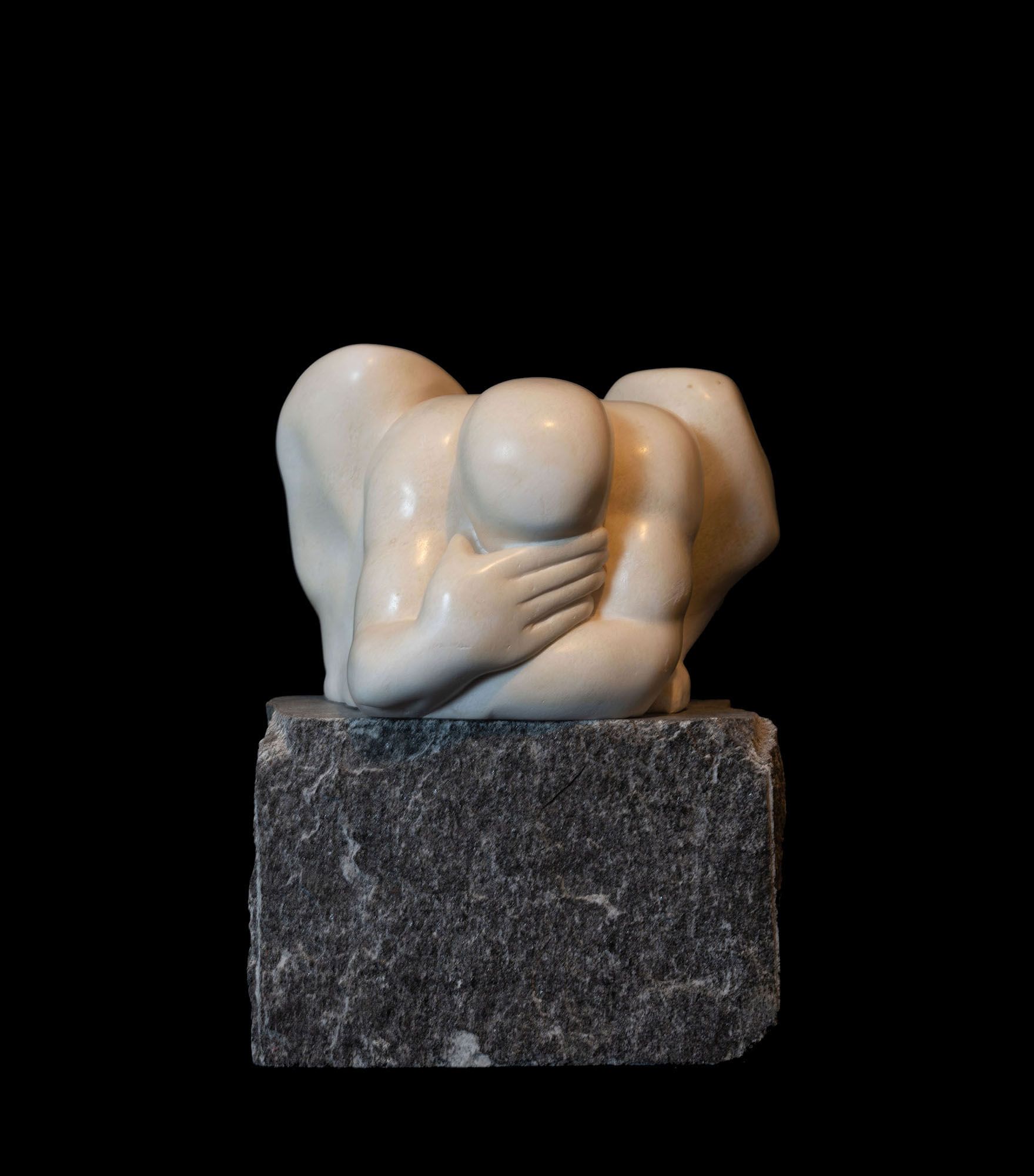 Eine Statue eines Mannes, der sein Gesicht mit den Händen bedeckt