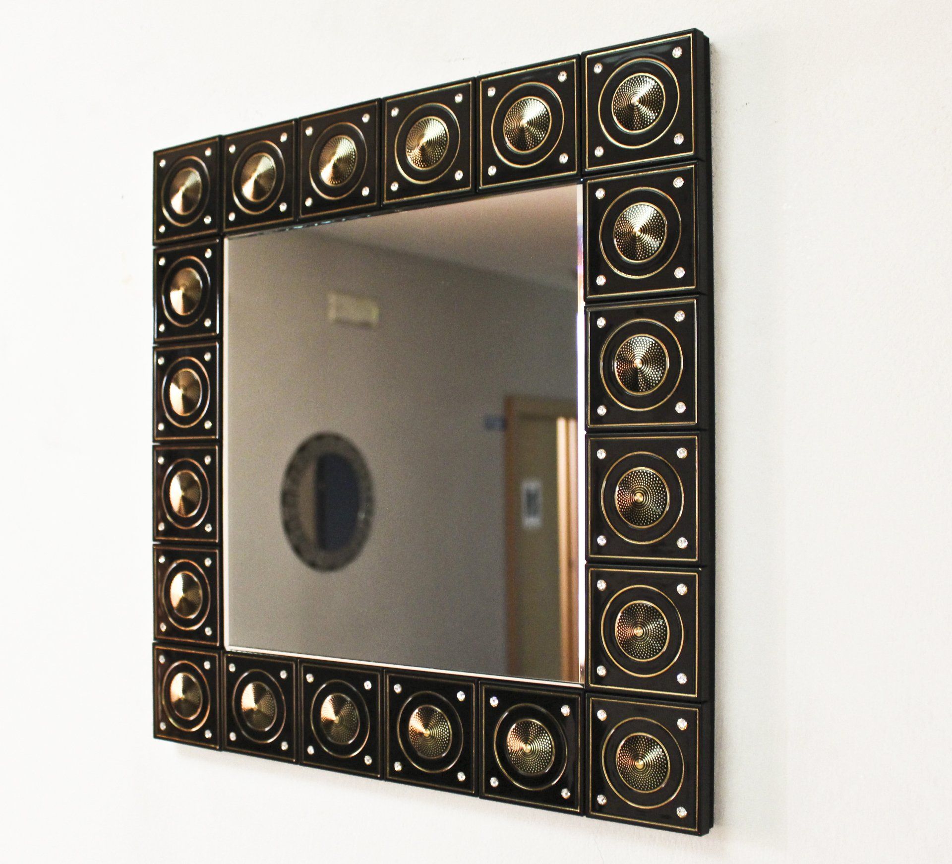 specchiere con borchie cromate