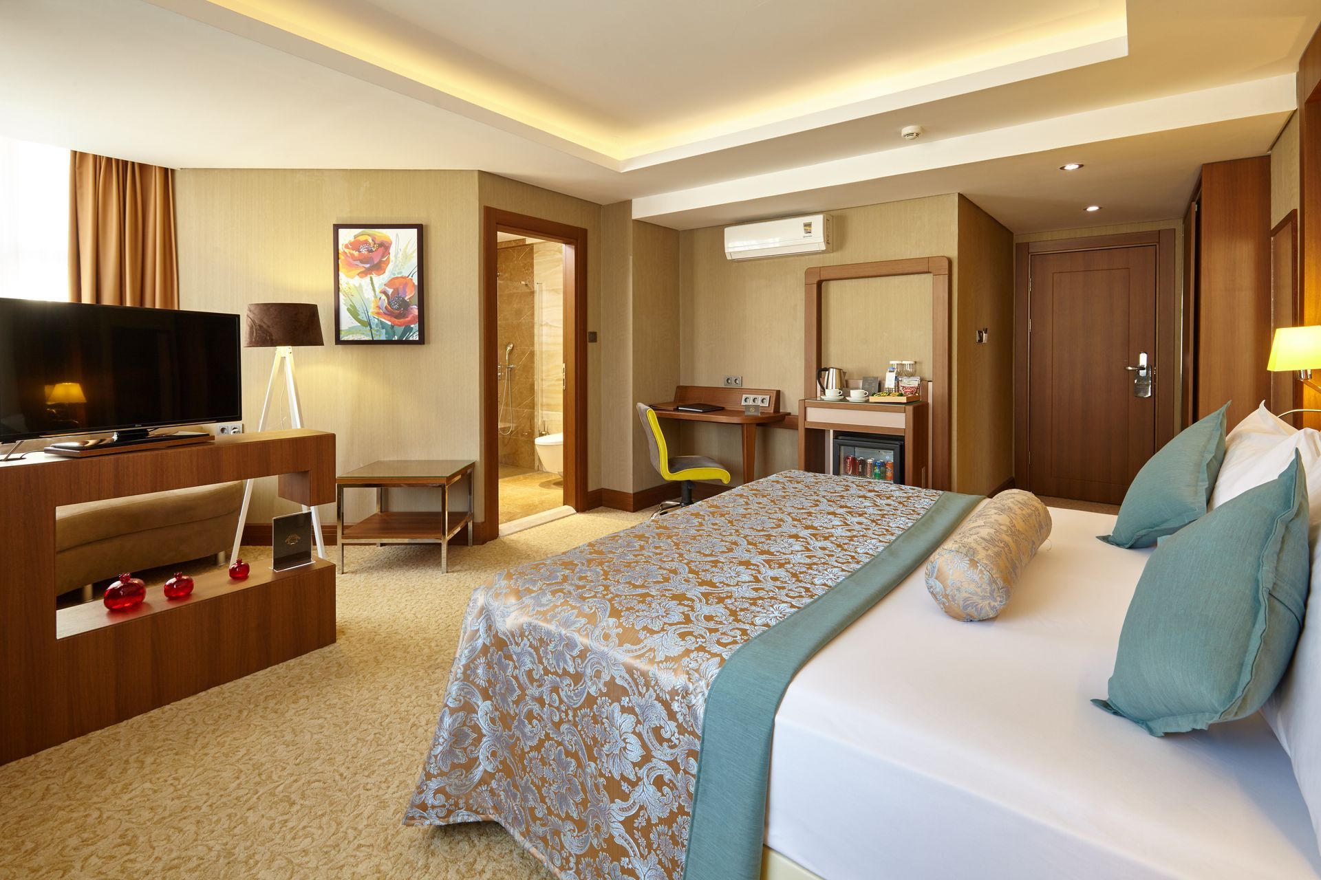 Geniş yataklı deluxe oda - Konforlu konaklama, şık tasarım ve lüks olanaklar | Buruciye Otel