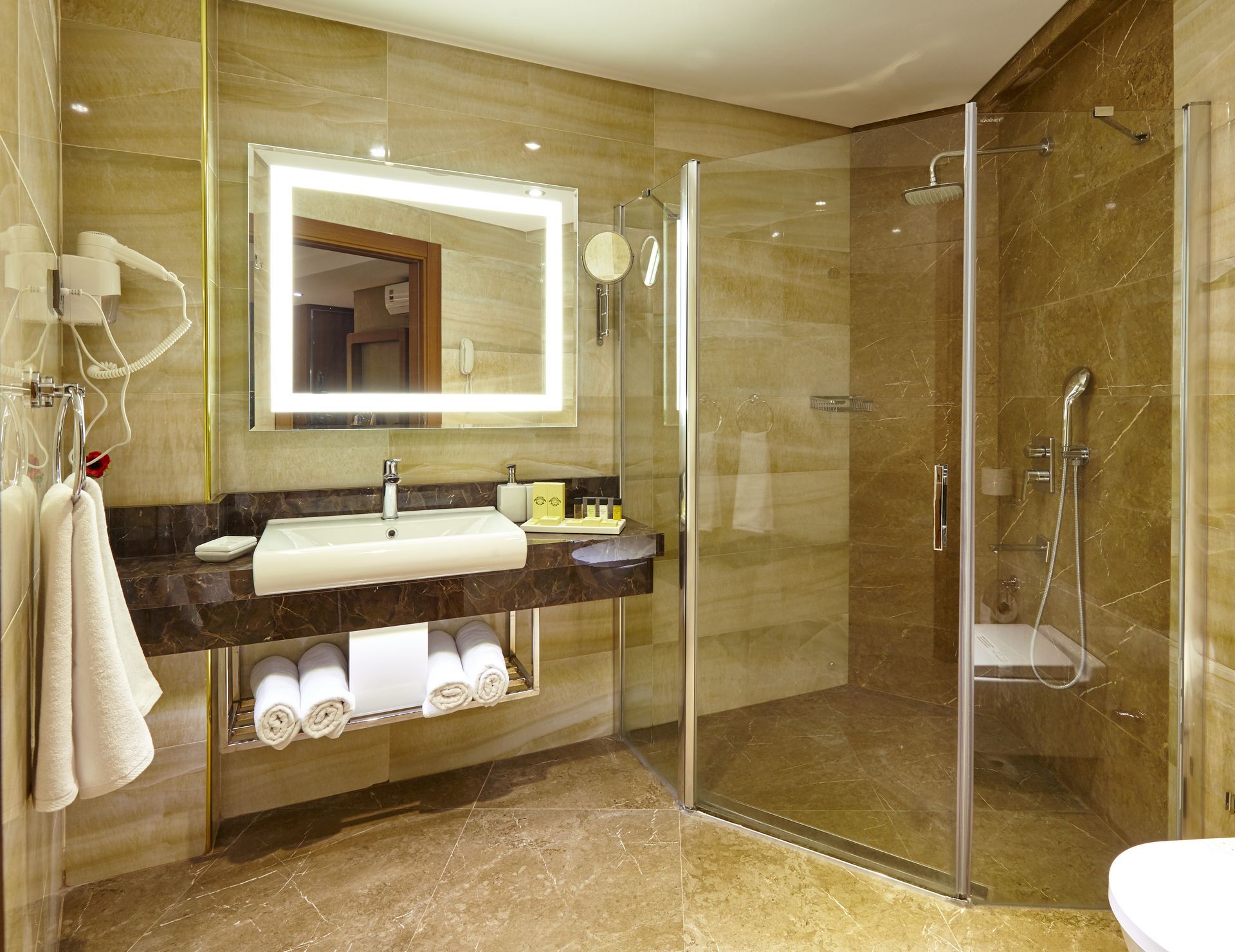 geniş banyolu oda - Buruciye Otel | Konforlu konaklama, ferah banyo, lüks olanaklar