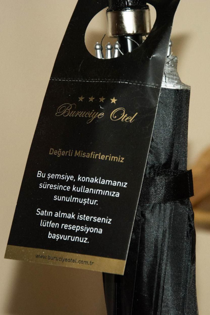 Üzerinde siyah bir etiket bulunan siyah bir şemsiye