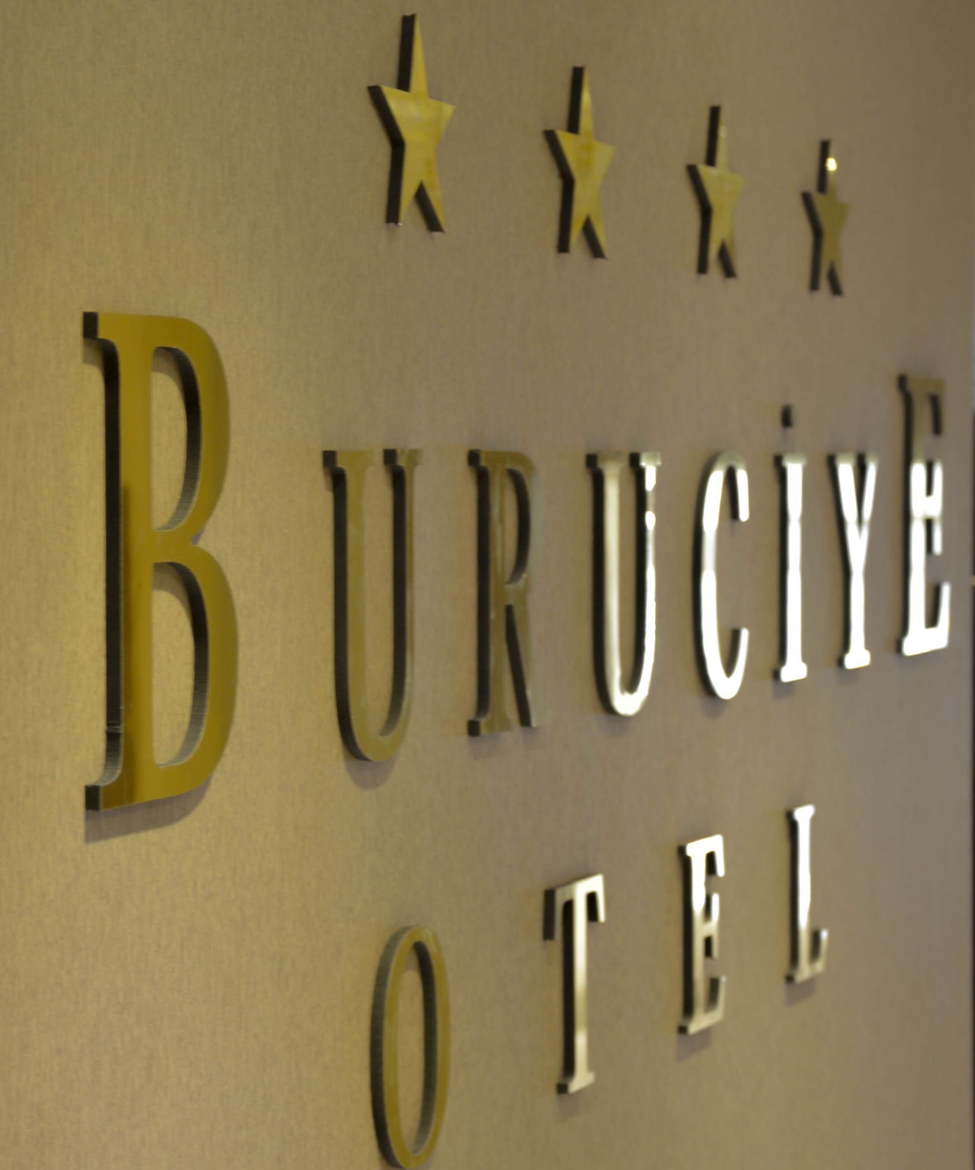 Üzerinde 'Buruciye Otel' yazan bir tabela