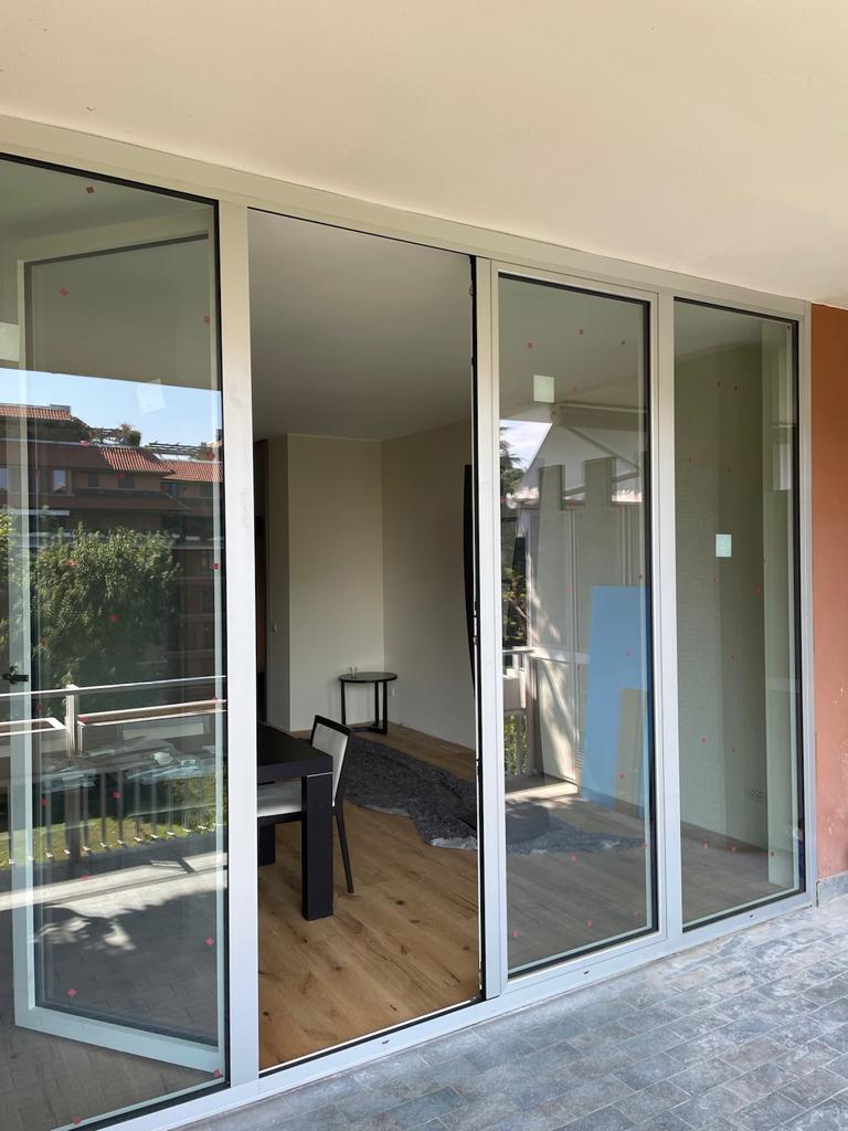 finestra alluminio 2 ante fissi lateriali