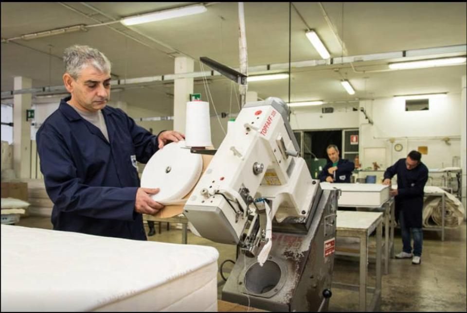 laboratorio della fabbrica di materassi a Melissano