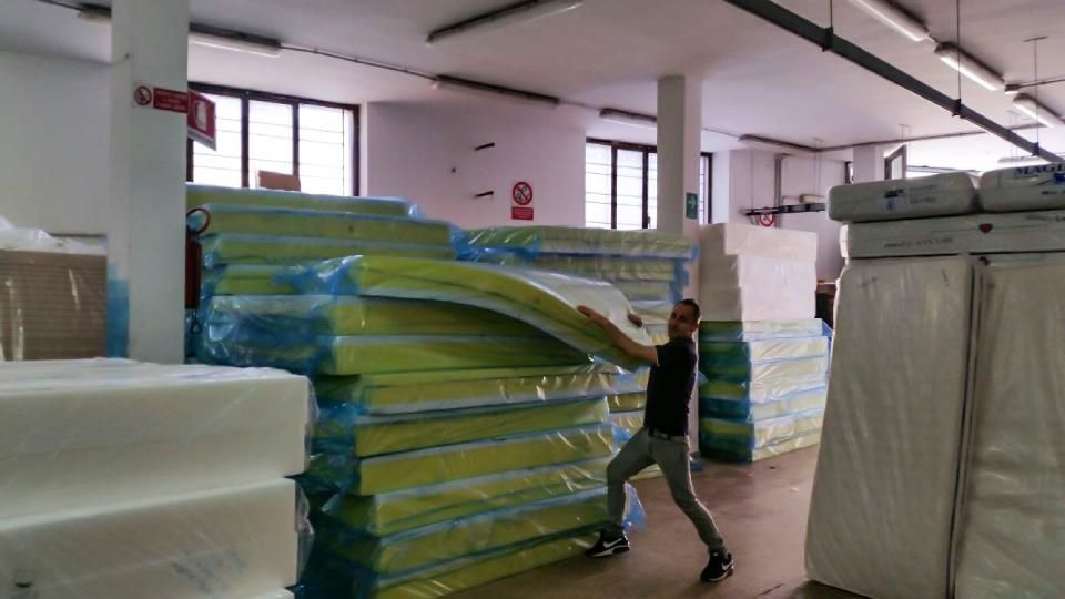 interno della fabbrica di materassi a Melissano