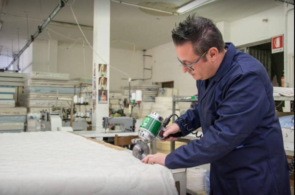 tecnico della fabbrica di materassi a Melissano