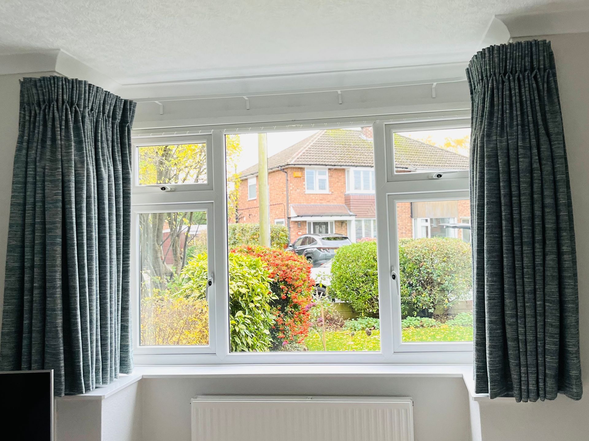 Twin pleat short curtains