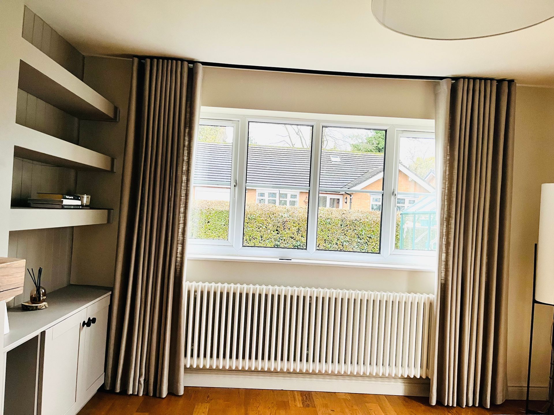 Neutral wave curtains on black track