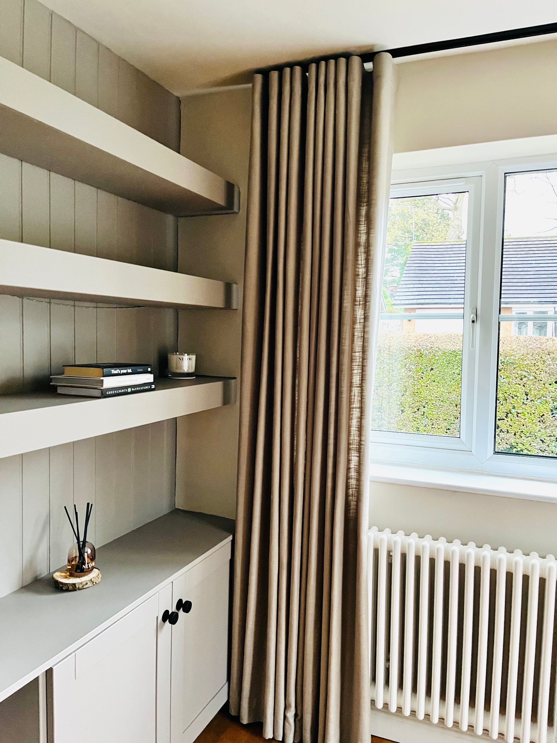 Neutral wave curtains on black track