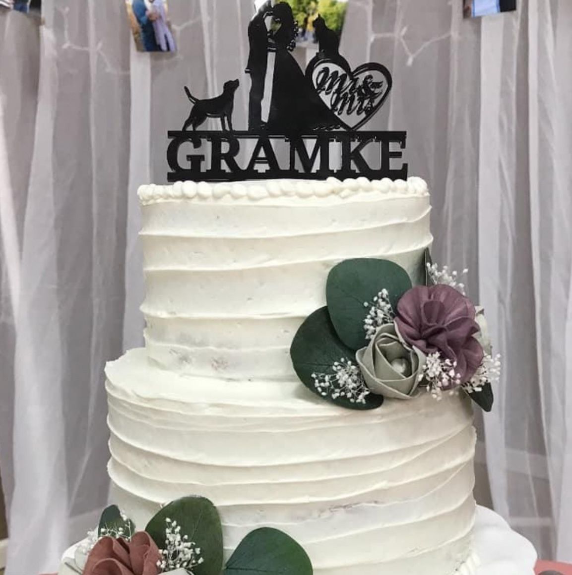 A wedding cake with the name gramike on top