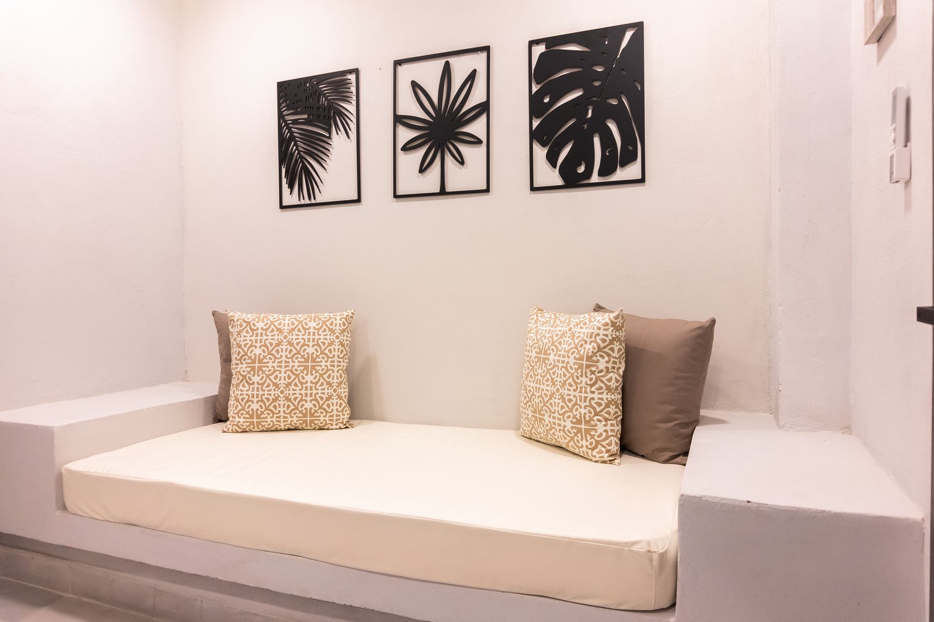 Atardecer naranja sobre un río con siluetas de barcos, montañas y árboles. Rayos de luz atraviesan las nubes.