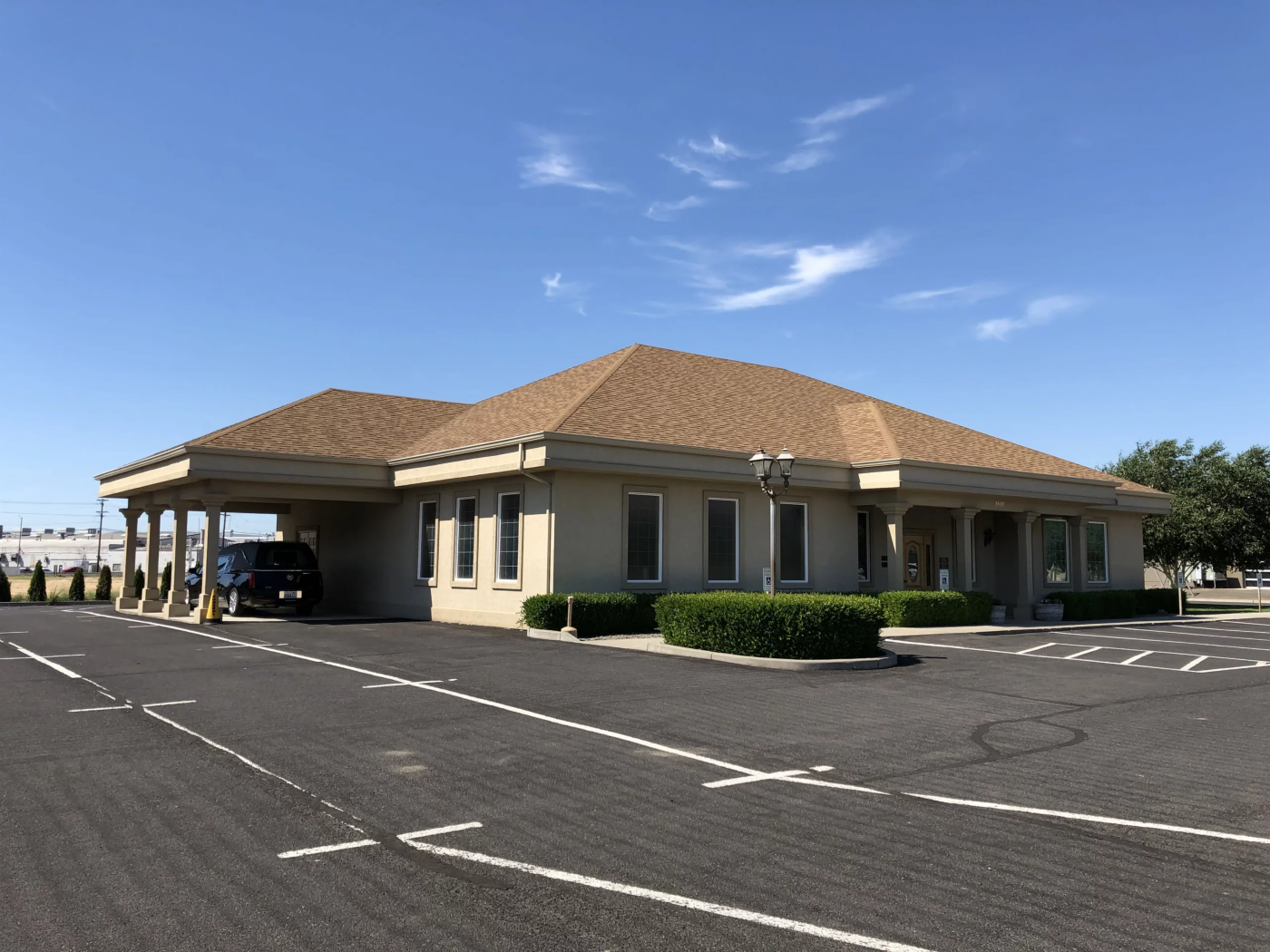 A large building with a car parked in front of it.