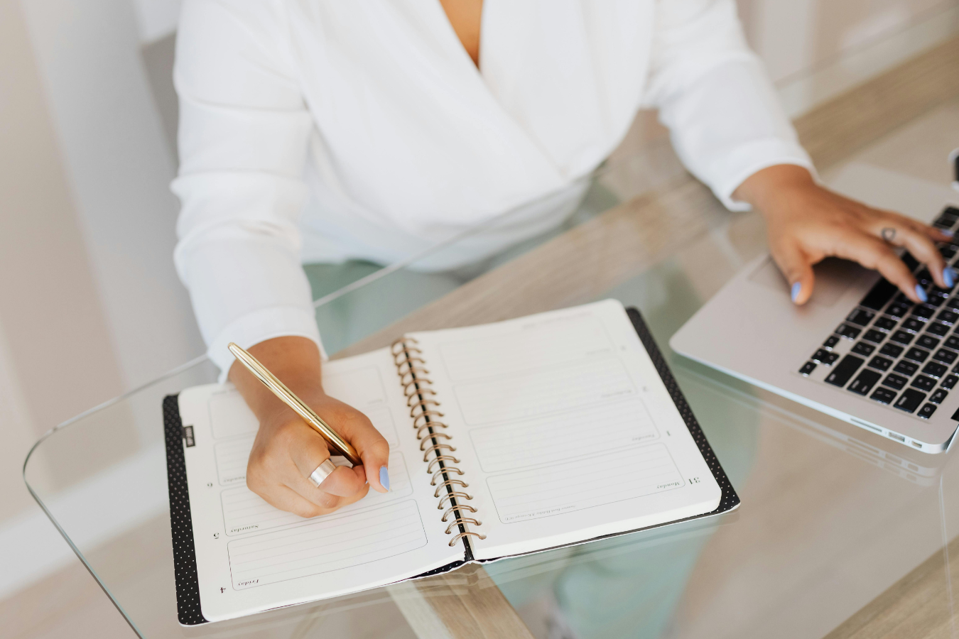 A virtual assistant works on tasks for her small business client. | Freedom Makers