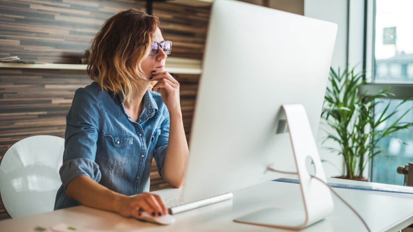 A virtual assistant organizes digital files on a desktop computer | Freedom Makers