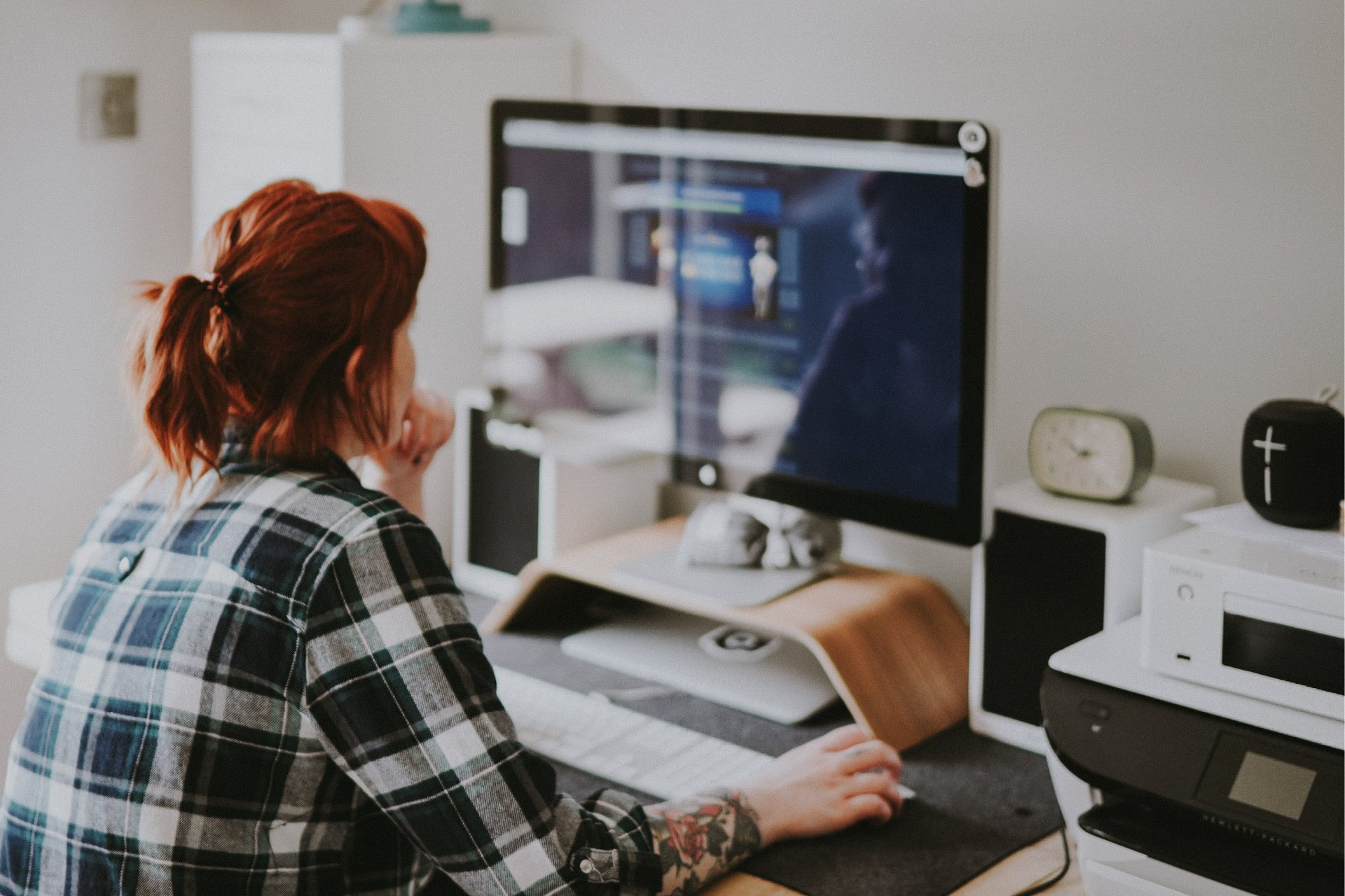 Military spouse works as a virtual assistant from her home office.
