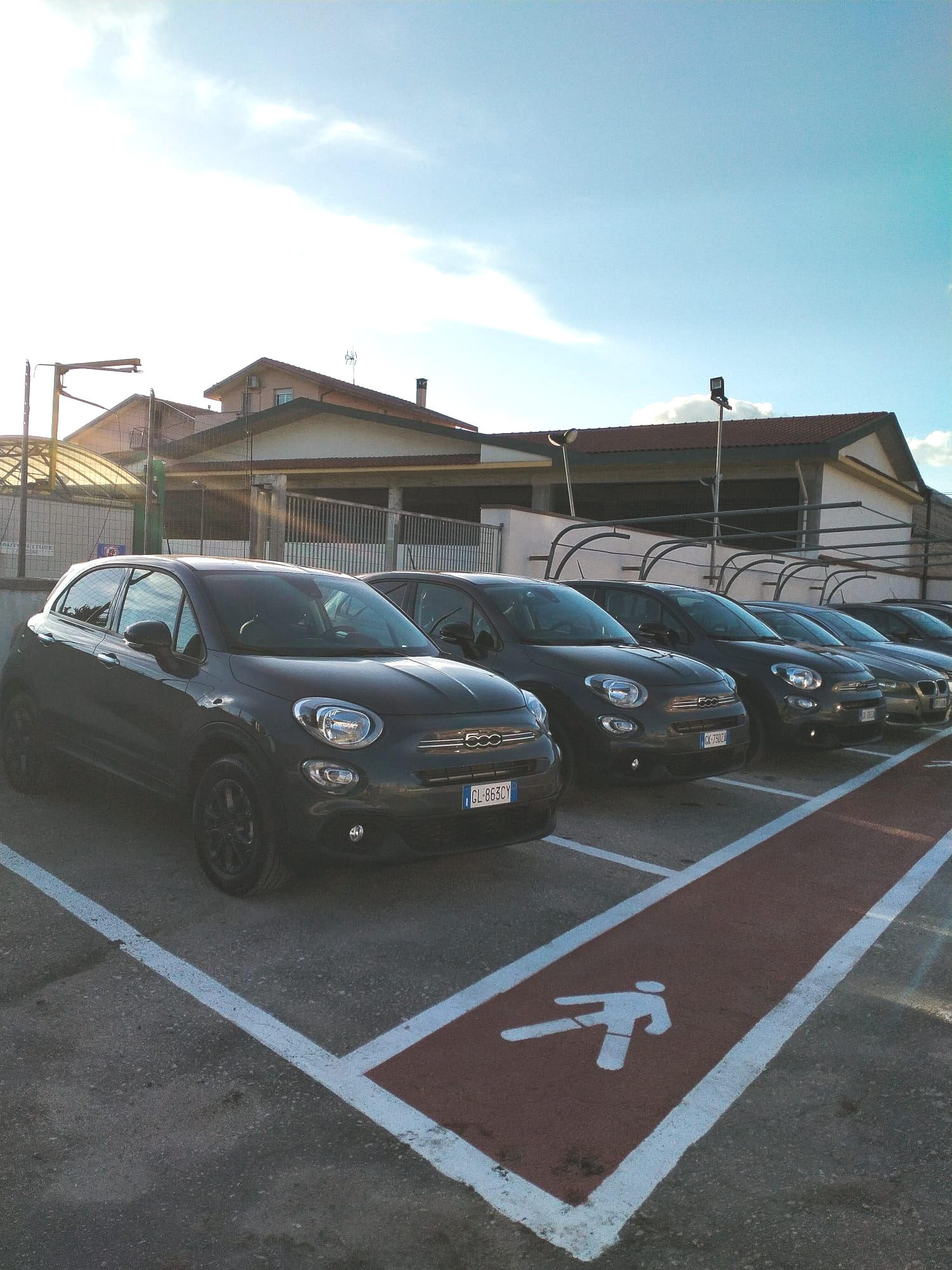 ragazza GUARDA DAL FINESTRINO