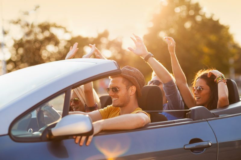 ragazzi in macchina
