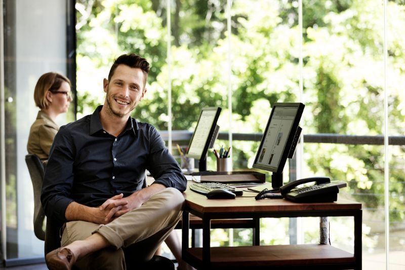 ragazzo contento in ufficio