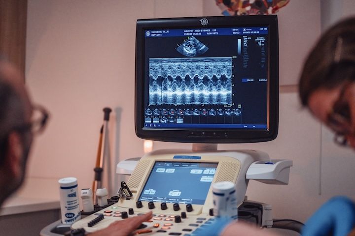 Un homme et une femme regardent un appareil à ultrasons.