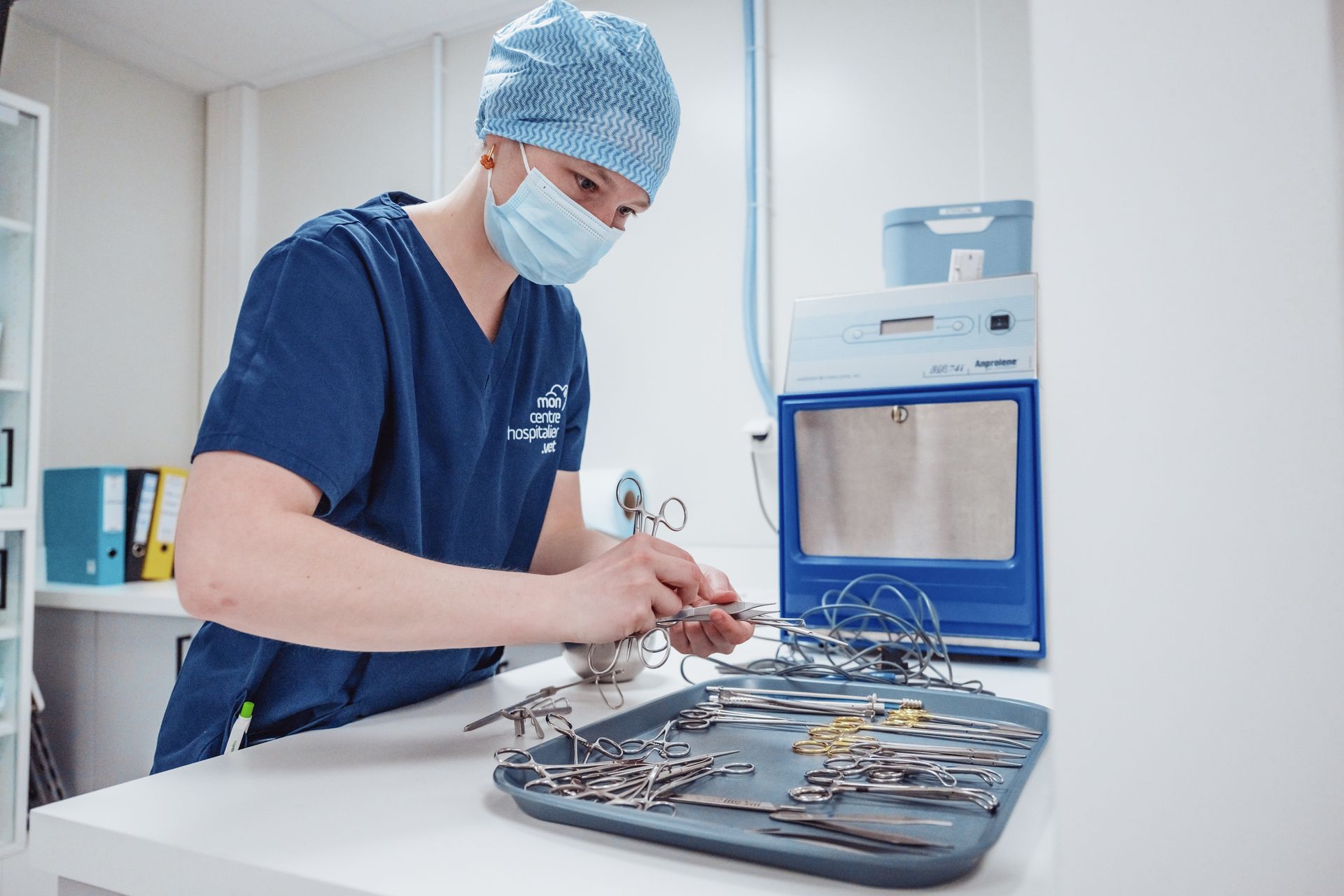 Un chirurgien travaille sur un plateau d'instruments chirurgicaux.