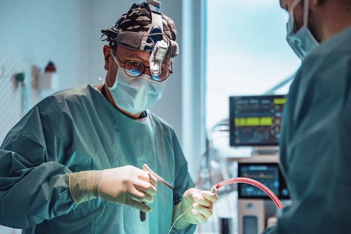 Un chirurgien opère un patient dans une salle d'opération.