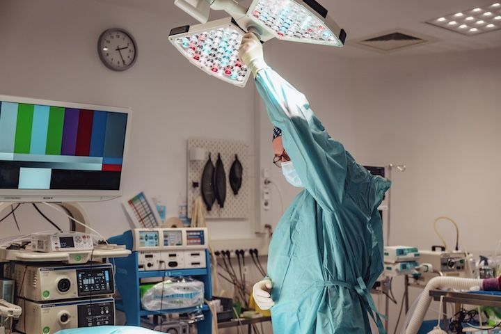 Un chirurgien tient une lumière dans une salle d'opération.