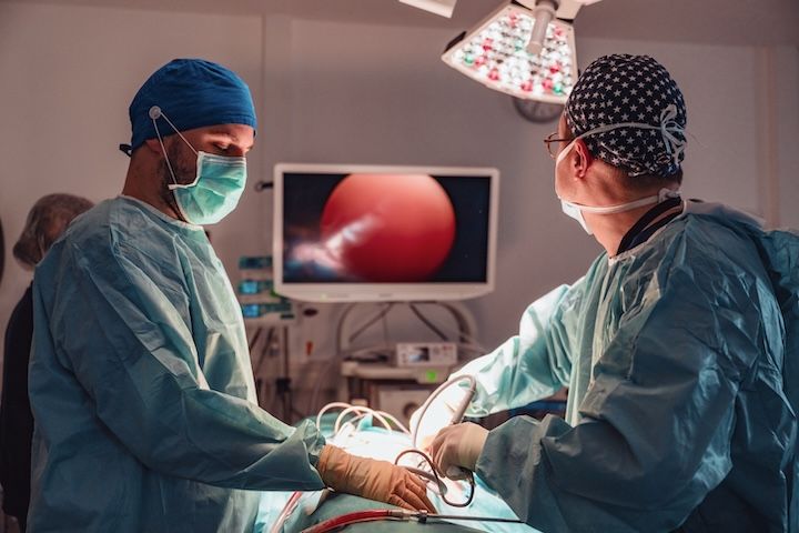Un chirurgien opère un patient dans une salle d'opération.