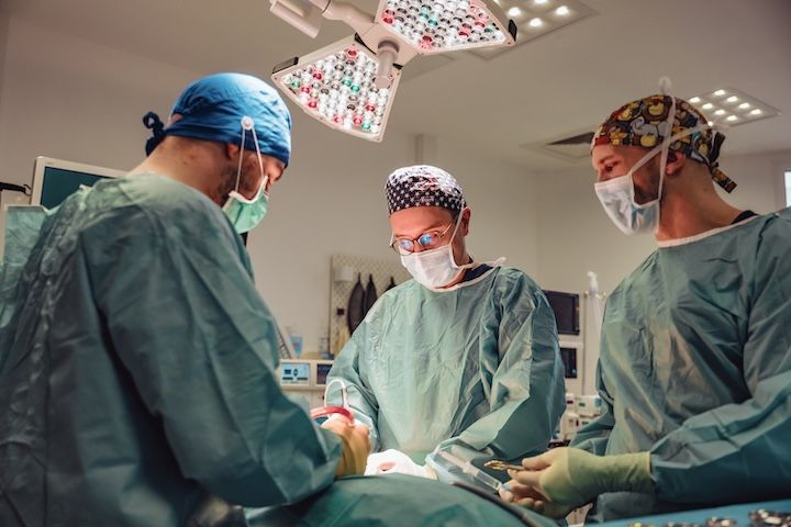 Un chirurgien opère un patient dans une salle d'opération.