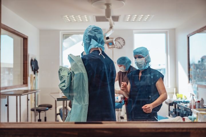 Un groupe de chirurgiens se tient dans une salle d'opération.
