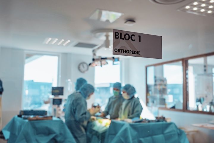 Un groupe de chirurgiens effectue une intervention chirurgicale dans une salle d'opération.