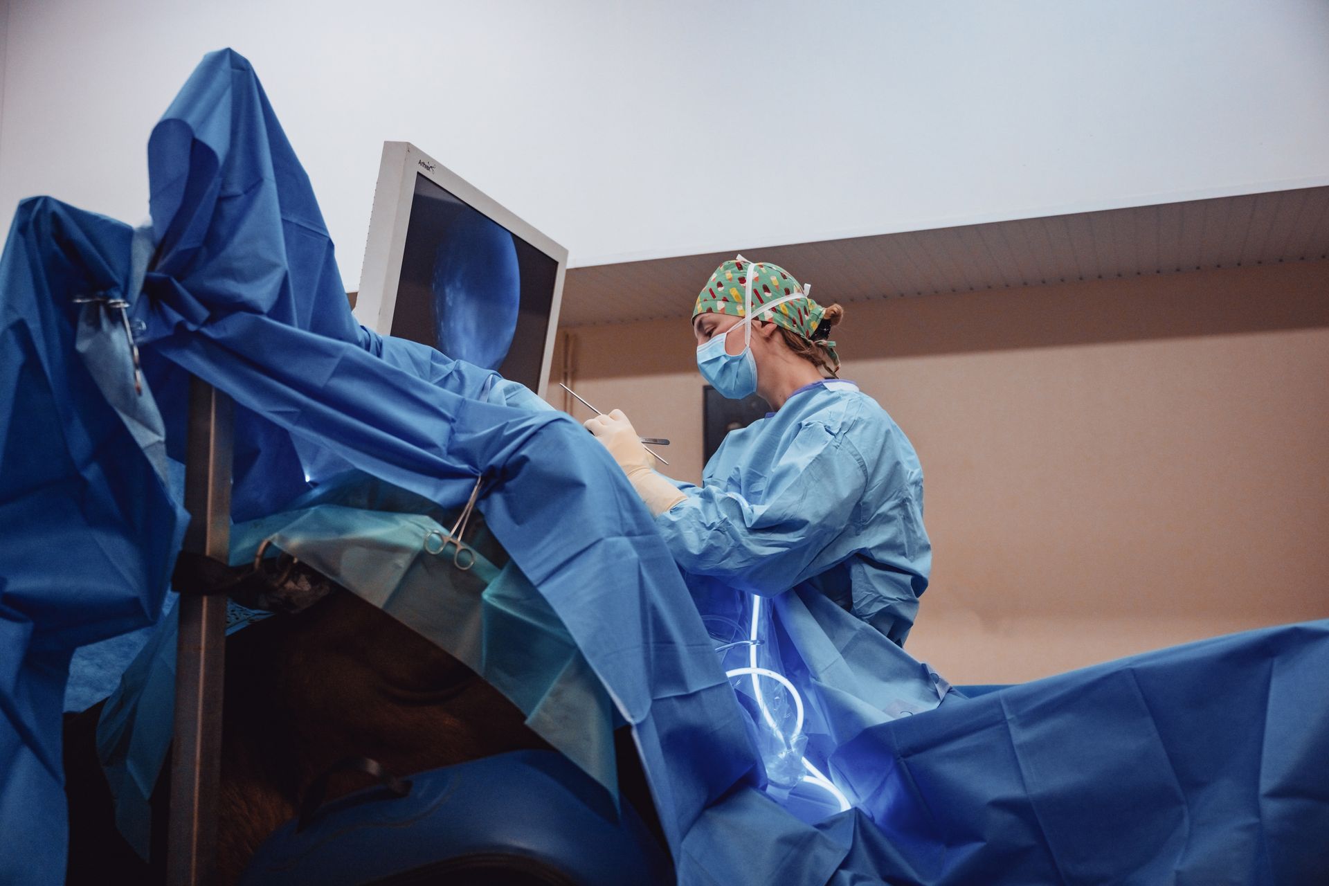 Un chirurgien opère un patient dans une salle d'opération.