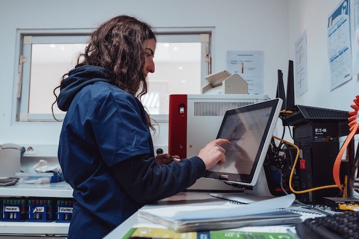 Une femme utilise un ordinateur dans un laboratoire.