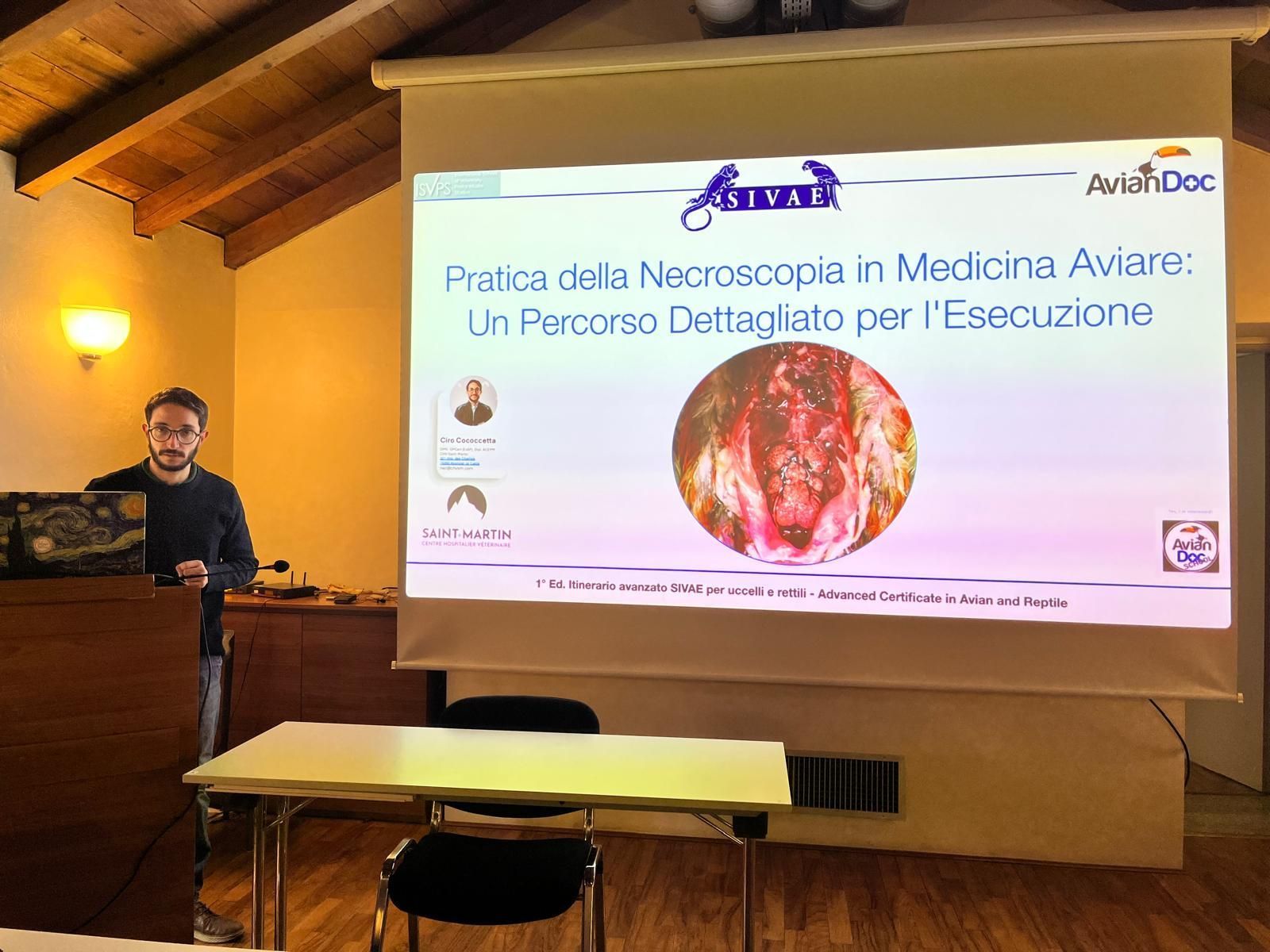 Un homme fait une présentation devant un grand écran.