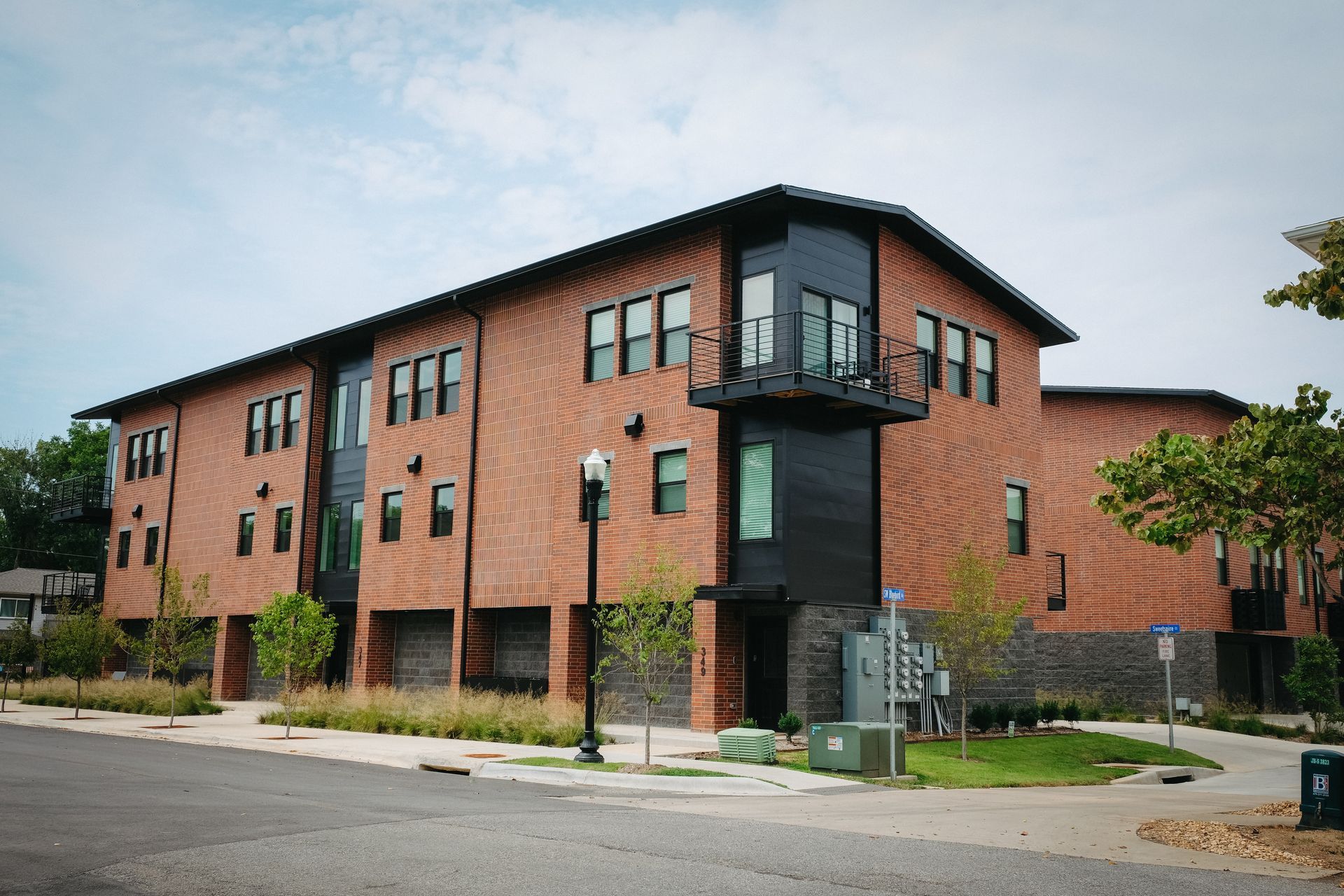 A large brick building with a balcony on the top of it.