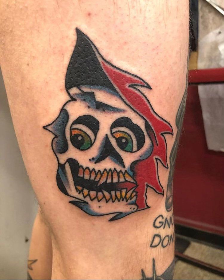 A person has a tattoo of a skull on their leg