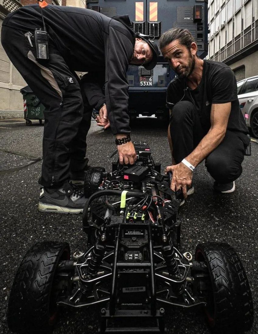 Ferdi y Gregor trabajando en un prototipo de warpcam para coche rc