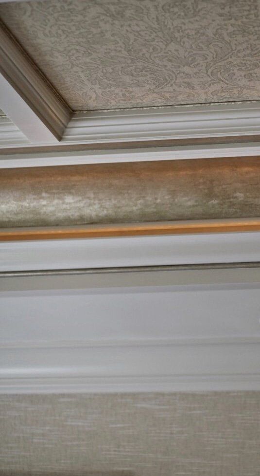 A close up of a molding on the ceiling of a room.