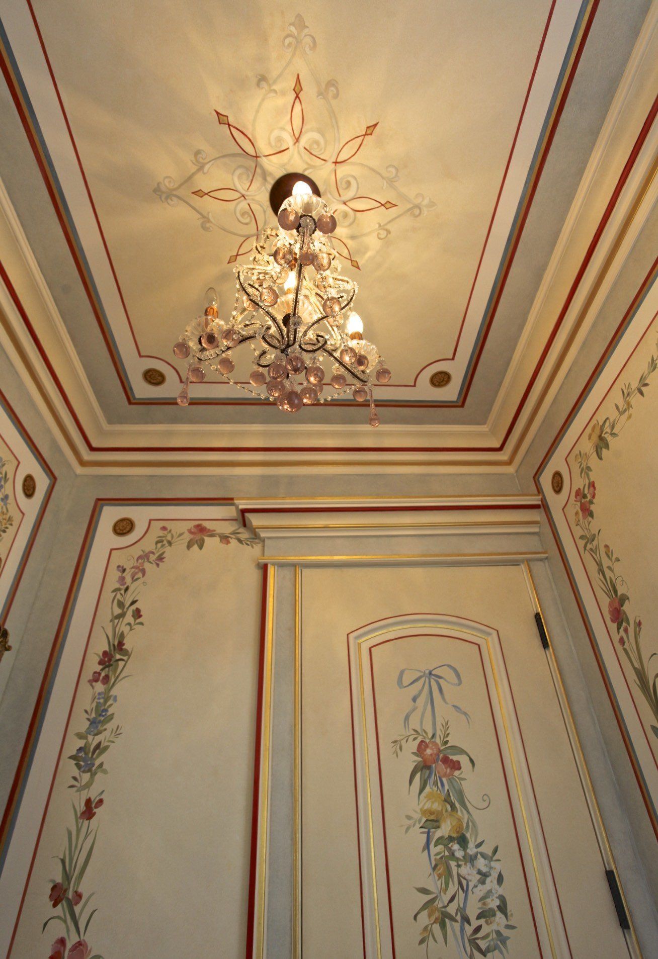 A hallway with a chandelier hanging from the ceiling